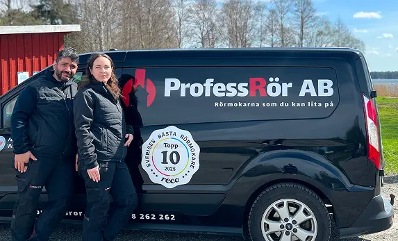 Teamet på ProfessRör AB framför servicebil med utmärkelsen Sveriges Bästa Rörmokare från Reco